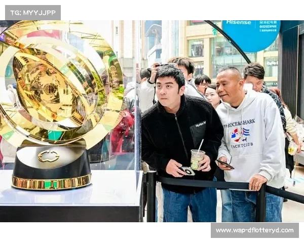 2025年世俱杯奖杯首次亮相重庆 足球盛宴震撼启幕