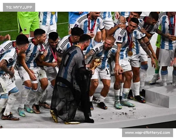 梅西夺冠之夜穿的神秘黑纱究竟是谁设计的与其象征意义 梅西夺冠之夜穿的神秘黑纱究竟是谁设计的与其象征意义